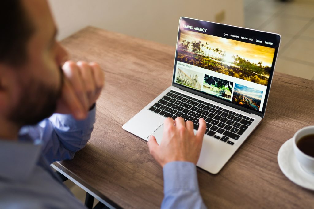 man-uses-laptop